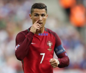 冰雪难阻思念，赛场温情绽放，运动员以特殊方式致敬心中所爱